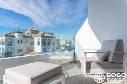 Geräumige Penthouse-Wohnung in Playa Flamenca mit Meerblick