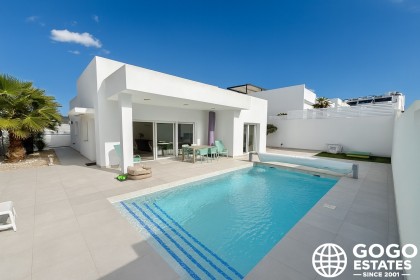 Encantadora Villa Independiente en Venta en Benijófar