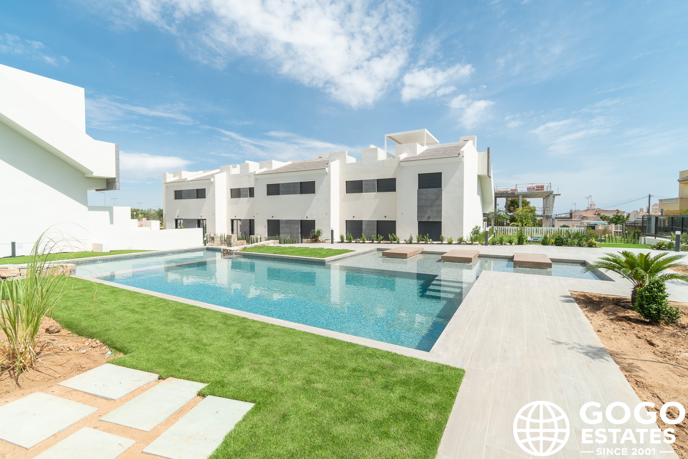 Moderner Bungalow in Torrevieja mit Terrasse