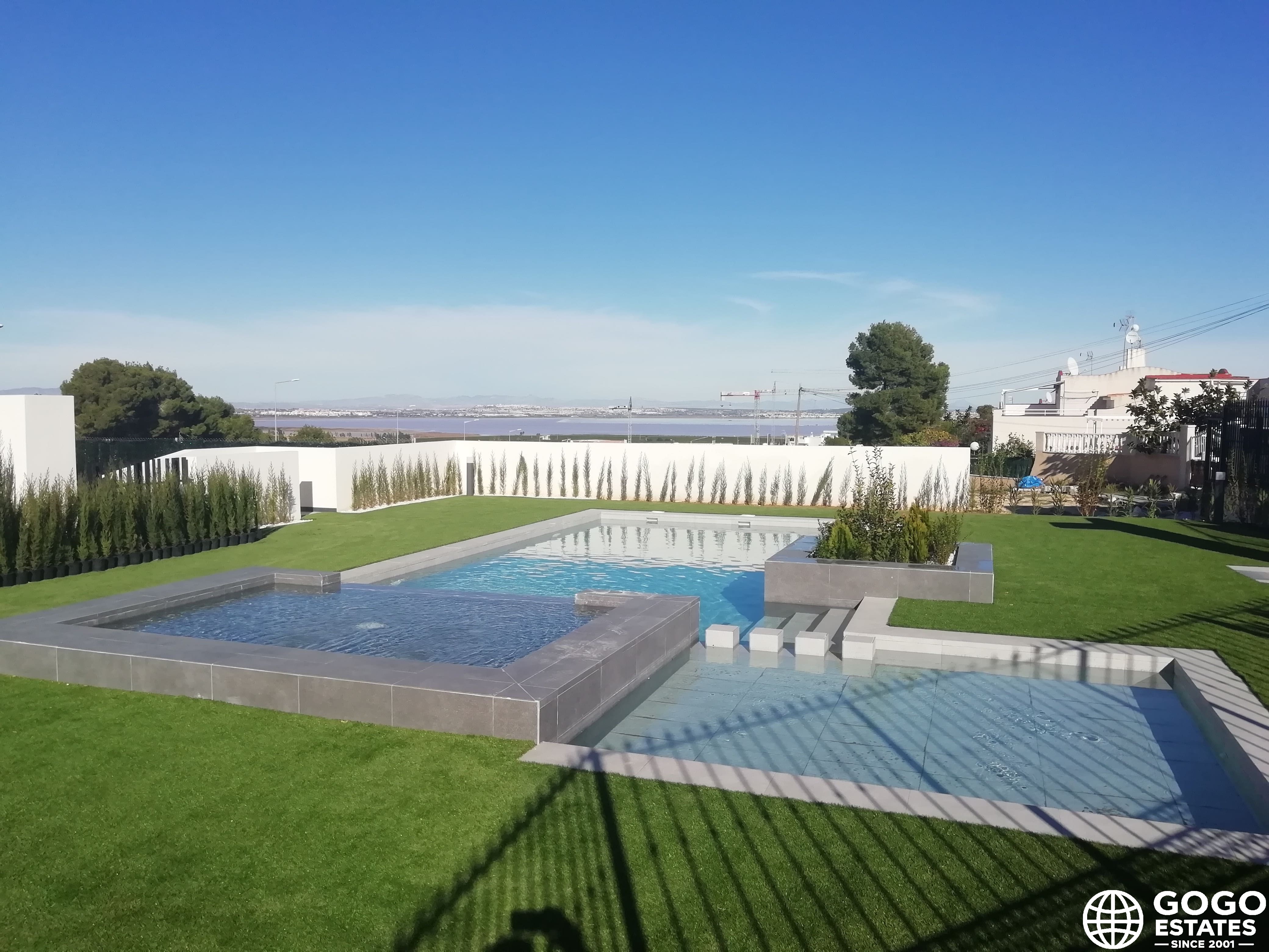 Hoch-Bungalow zu Verkaufen in Torrevieja mit Großterasse