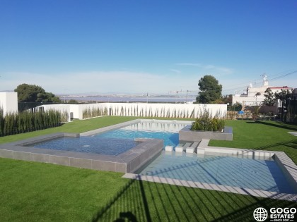 Moderner Niedrig-Bungalow in Torrevieja mit Terrasse und Solarium