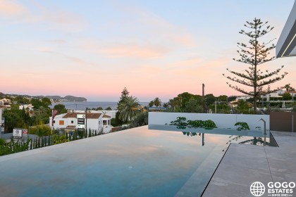 Lujosa Villa de 4 Dormitorios con Vistas al Mar en Benisa