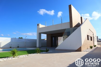 Encantadora Villa Independiente en Venta en Aspe