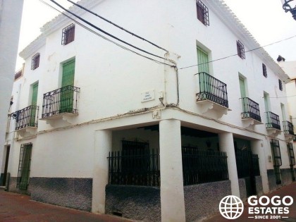 Spacious Town House for Sale in Albanchez