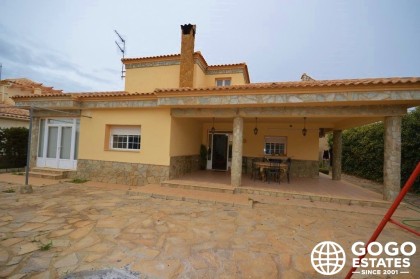 Ruime 4-slaapkamer villa te koop nabij Arboleas