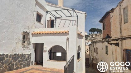 Encantadora Casa de Pueblo en Venta en el Pueblo de Sierro