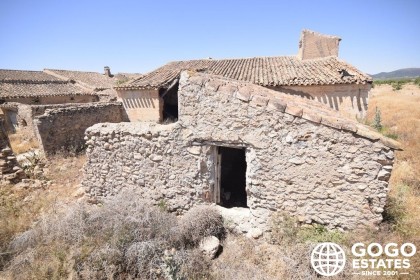 Spacious Country House for Sale Near Oria
