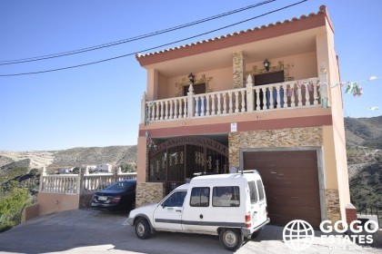 Amplia Casa Adosada en Venta en Arboleas