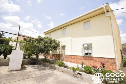Encantadora Casa de Campo Cerca de Arboleas en Venta