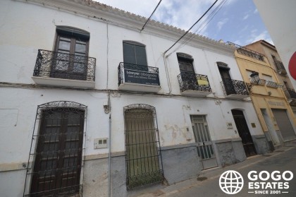 Amplia casa adosada de 4 dormitorios en Albox en venta