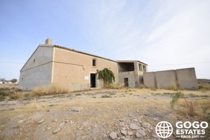 Amplia Casa de Campo en la Zona de Albox con Amplio Terreno