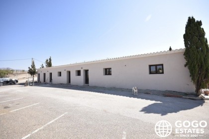 Casa de campo en venta en la zona de Albox con terreno expansivo