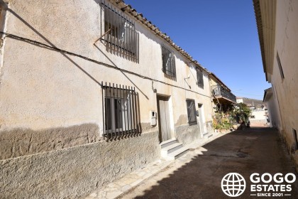 Amplia casa de pueblo de 5 dormitorios en venta en Oria, Almería