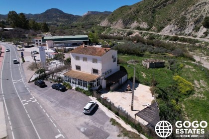 Ruime Villa met Bar & Restaurant in Albanchez