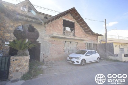 Ruime 4-slaapkamer villa te koop in Almeria