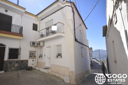 Amplia Casa Adosada en Venta en Lucar, Almeria