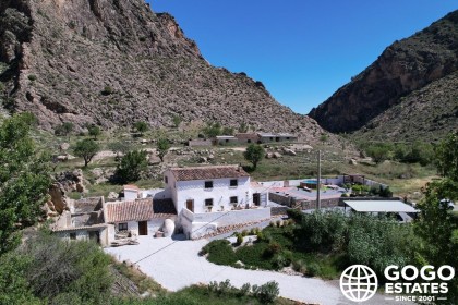 Encantadora Casa de Campo en Venta en Oria con Vistas Impresionantes