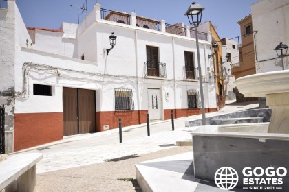 Encantadora casa de pueblo de 7 habitaciones en el centro de Macael