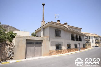 Ruime 8-slaapkamer villa in Oria met stedelijke perceelopties