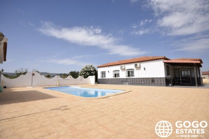 Encantadora villa de 4 habitaciones en venta en Cantoria, Almería