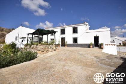 Charming 5-Bedroom Country House Near Las Pocicas