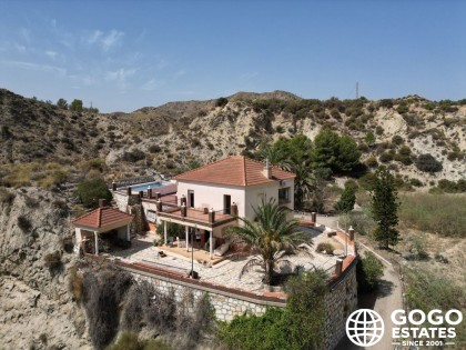 Spacious Villa in Zurgena with Renovation Potential