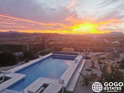 Charmante Villa zu Verkaufen Nähe Oria mit Bergblick