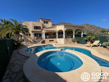 Einzigartige Villa mit Pool und Meerblick in Urb Calapanizo