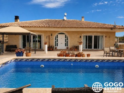 Amplia Villa Campestre con Bungalow Independiente en Terreno Espacioso y Piscina Privada