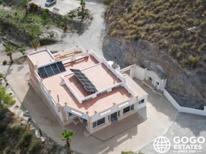 Geräumige Landvilla mit separatem Höhlenhaus auf großem Grundstück