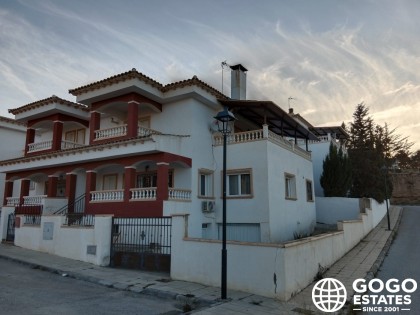 Spacious 4-Bedroom Townhouse with Mountain Views in Freila