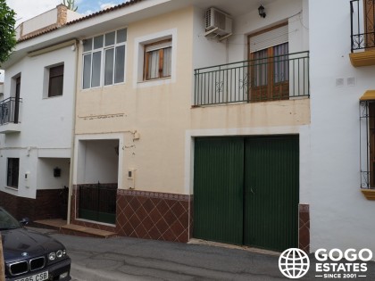 Charming Townhouse in Freila with Spacious Garage