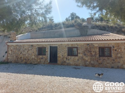 Unique Townhouse with Expansive Plot Near Cuevas del Campo