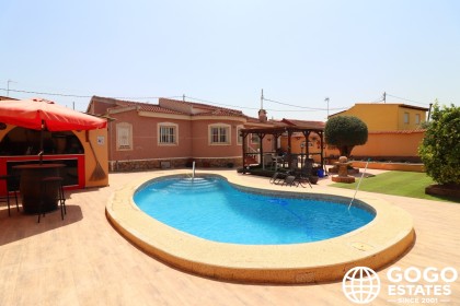 Spacious Semi Detached Villa for Sale in Alicante