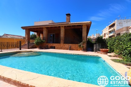 Geräumige Freistehende Villa Zu Verkaufen in Alicante