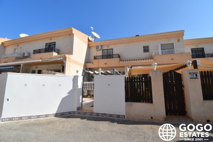 Ruime 4-slaapkamer townhouse te koop in Orihuela